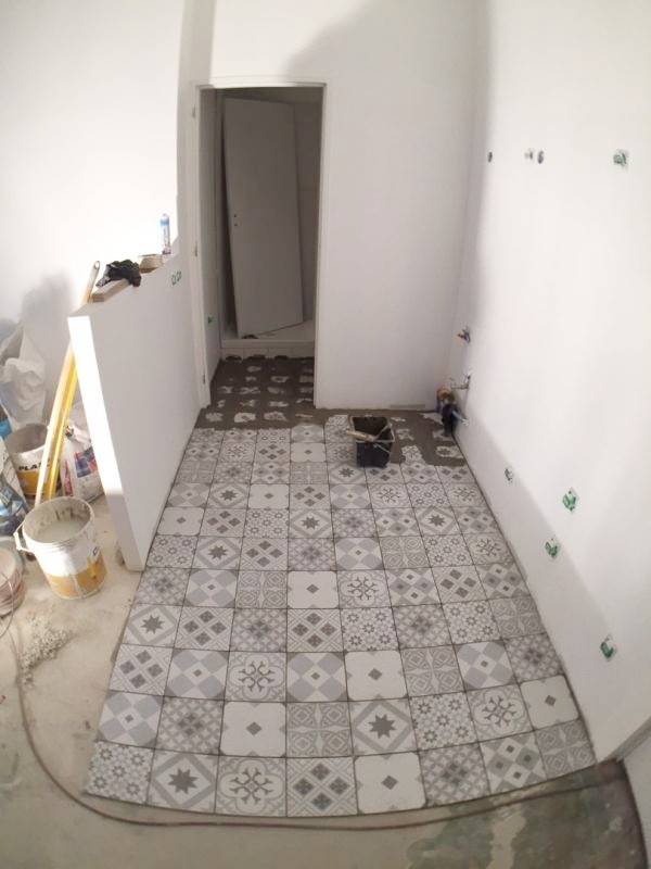 pose du sol en carreaux de ciment